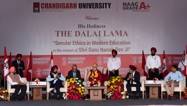 「聖者グル・ナーナクの精神にのっとったインドの現代教育における世俗的倫理教育」というタイトルに基づいて講演をされるダライ・ラマ法王。 2019年10月15日、インド、チャンディーガル（撮影：テンジン・チュンジョル / 法王庁）
