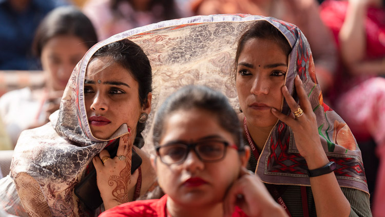 ダライ・ラマ法王のお話に耳を傾ける参加者たち。2019年10月15日、インド、チャンディーガル（撮影：テンジン・チュンジョル / 法王庁）