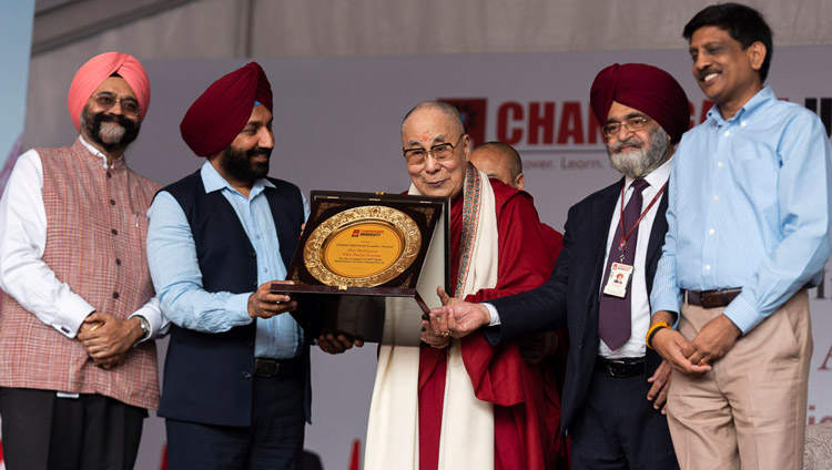 チャンディーガル大学から贈呈された、グローバル・リーダーシップ賞の楯を手にするダライ・ラマ法王。2019年10月15日、インド、チャンディーガル（撮影：テンジン・チュンジョル / 法王庁）