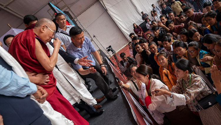 講演を終えて壇上から下りられる前に、ヒマラヤ地域からの学生たちを激励されるダライ・ラマ法王。2019年10月15日、インド、チャンディーガル（撮影：テンジン・チュンジョル / 法王庁）