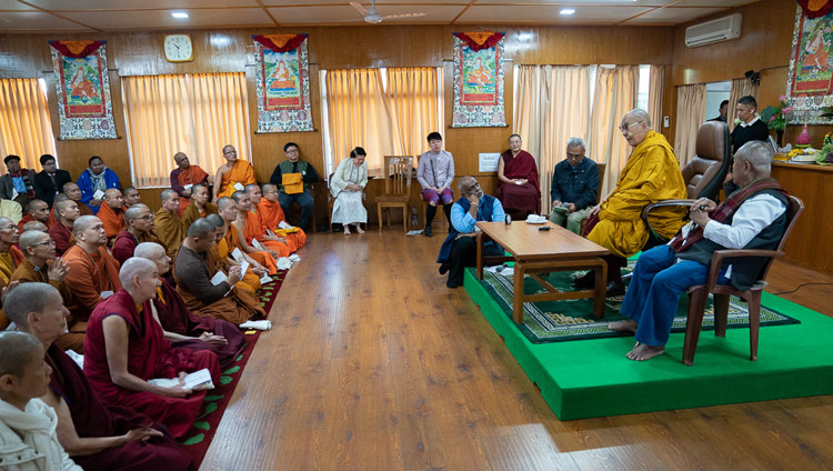 法王公邸で国際仏教徒社会参加型ネットワーク（INEB）の会員たちと対談されるダライ・ラマ法王。2019年10月21日、インド、ヒマーチャル・プラデーシュ州ダラムサラ（撮影：テンジン・チュンジョル / 法王庁）