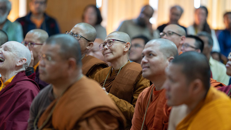 ダライ・ラマ法王のお話に耳を傾ける国際仏教徒社会参加型ネットワーク（INEB）の参加者たち。2019年10月19日、インド、ヒマーチャル・プラデーシュ州ダラムサラ（撮影：テンジン・チュンジョル / 法王庁）