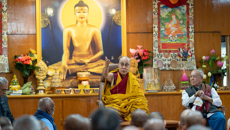 法王公邸の謁見室で、国際仏教徒社会参加型ネットワーク（INEB）の参加者たちに向けてお話をされるダライ・ラマ法王。2019年10月21日、インド、ヒマーチャル・プラデーシュ州ダラムサラ（撮影：テンジン・チュンジョル / 法王庁）