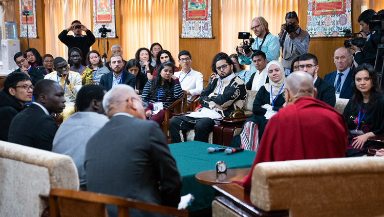 法王公邸で行われた対話の初日、平和構築の方法について議論されるダライ・ラマ法王と11ヵ国の紛争地域から来た青年指導者たち。2019年10月23日、インド、ヒマーチャル・プラデーシュ州ダラムサラ（撮影：テンジン・チュンジョル / 法王庁）