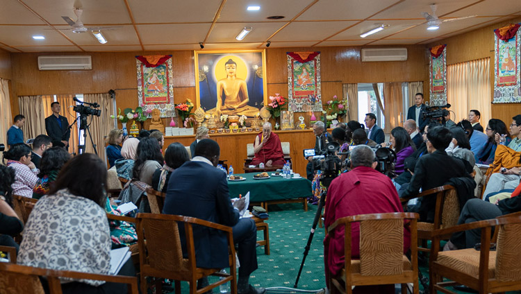 ダライ・ラマ法王が青年指導者たちと会見された謁見室の様子。2019年10月24日、インド、ヒマーチャル・プラデーシュ州ダラムサラ（テンジン・チョンジョル / 法王庁）