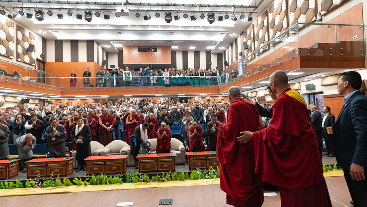 TIPAの新しいホールの舞台から聴衆に挨拶をされるダライ・ラマ法王。2019年10月29日、インド、ヒマーチャル・プラデーシュ州ダラムサラ（撮影：テンジン・チュンジョル / 法王庁）