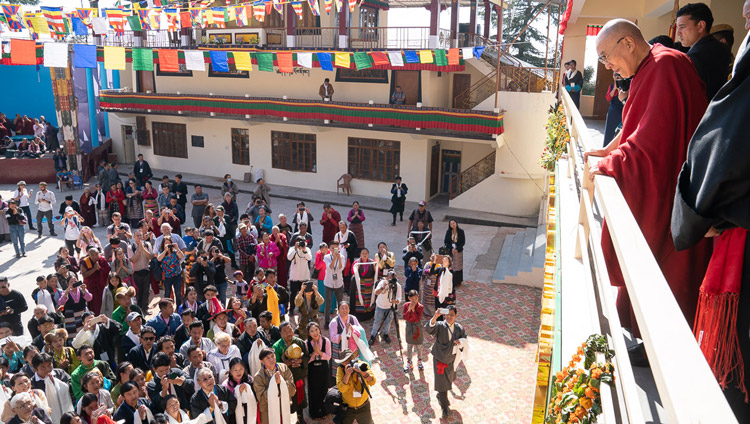 TIPAの元アーティストや元職員たちが中庭で歌を披露する様子をバルコニーからご覧になるダライ・ラマ法王。2019年10月29日、インド、ヒマーチャル・プラデーシュ州ダラムサラ（撮影：テンジン・チュンジョル / 法王庁）