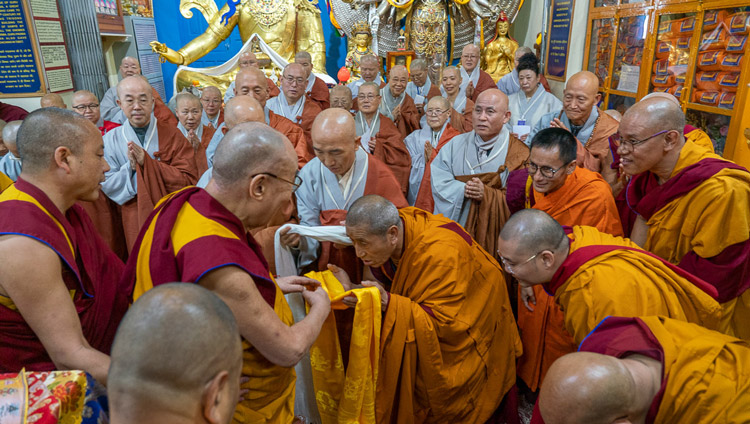法話会初日、ツクラカンに到着され、韓国の僧侶たちに挨拶をされるダライ・ラマ法王。2019年11月4日、インド、ヒマーチャル・プラデーシュ州ダラムサラ（撮影：テンジン・ジャンペル / 法王庁）