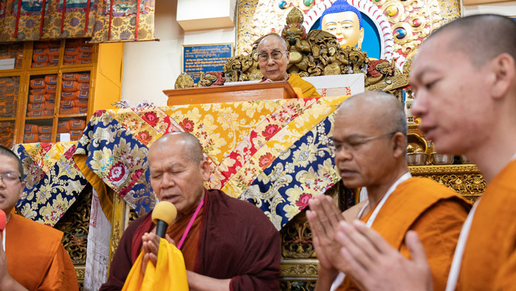 ダライ・ラマ法王の法話会2日目の冒頭で、『吉祥経』をパーリ語で唱えるタイの僧侶たち。2019年11月5日、インド、ヒマーチャル・プラデーシュ州ダラムサラ（撮影：テンジン・ジャンペル / 法王庁）