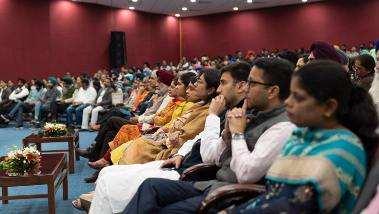 異なる宗教間会議のなかでダライ・ラマ法王のお話を聴く聴衆。2019年11月9日、インド、パンジャブ州アムリトサル（撮影：テンジン・チュンジュル / 法王庁）