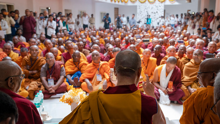 ロクッタラ・インターナショナル・ビクシュ・トレーニングセンターで150名以上の僧侶に向かってお話しをされるダライ・ラマ法王。2019年11月23日、インド、マハーラーシュトラ州オーランガバード（撮影：テンジン・チュンジョル / 法王庁）