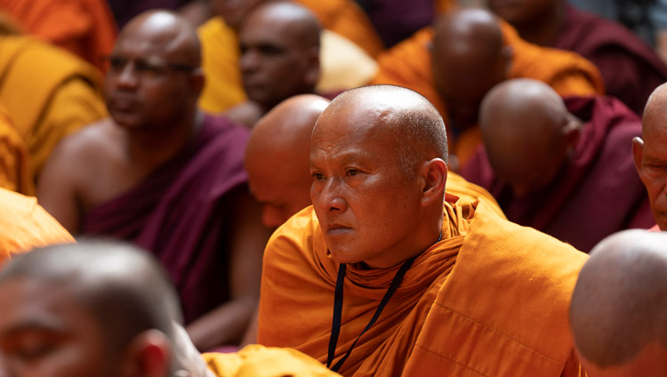 ダライ・ラマ法王の法話を聞くロクッタラ・インターナショナル・トレーニングセンターに集まった僧侶たち。2019年11月23日、インド、マハーラーシュトラ州オーランガバード（撮影：テンジン・チュンジョル / 法王庁）