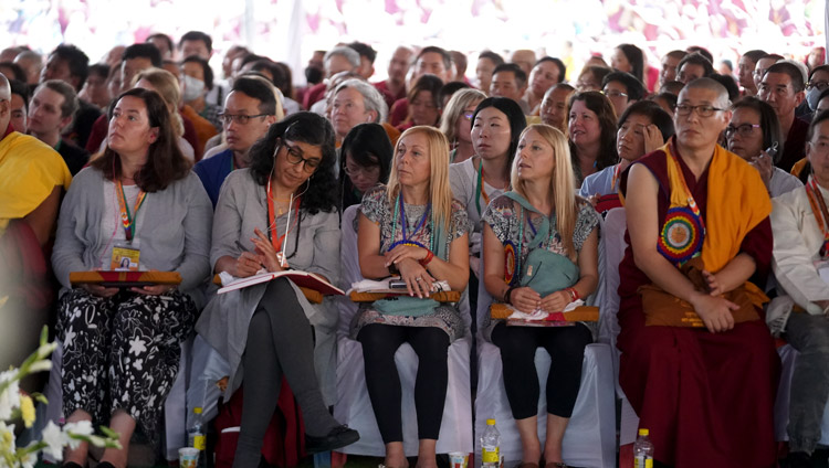 ツォンカパ大師600年御遠忌祈念式典で、ダライ・ラマ法王のお話を傾聴する来賓者たち。2019年12月21日、インド、カルナータカ州ムンゴット（撮影：ロブサン・ツェリン / 法王庁）