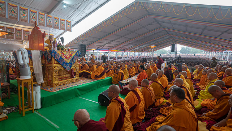 ダライ・ラマ法王の法話会に参加した約3万5千人の人々が集うカーラチャクラ・グラウンドの情景。2020年1月4日、インド、ビハール州ブッダガヤ（撮影：テンジン・チュンジョル / 法王庁）