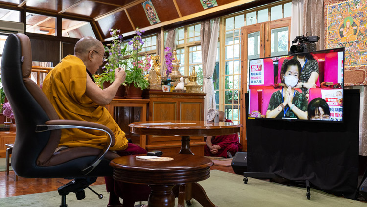 法王の85歳の誕生日を祝う台湾のグループに向けて、インターネットを介して『心を訓練する八つの教え』について説明されるダライ・ラマ法王。2020年7月5日、インド、ヒマーチャル・プラデーシュ州ダラムサラ（撮影：テンジン・ジャンペル / 法王庁）