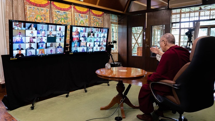 法王公邸より、ロンドン警視庁職員とのオンライン対談に臨まれるダライ・ラマ法王。2020年7月８日、インド、ヒマーチャル・プラデーシュ州ダラムサラ（撮影：テンジン・ジャンペル / 法王庁）