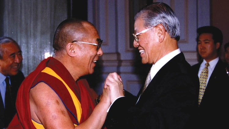 初の台湾訪問で、挨拶を交わされる李登輝台湾総統とダライ・ラマ法王。1997年3月27日、台湾、台北