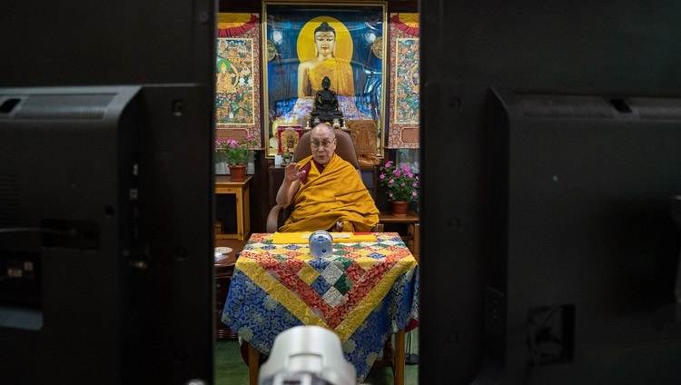 チベット人の若者たちに向けた法話会の初日に、法王公邸からインターネットを介してお話をされるダライ・ラマ法王。2020年8月4日、インド、ヒマーチャル・プラデーシュ州ダラムサラ（撮影：テンジン・ジャンペル / 法王庁）