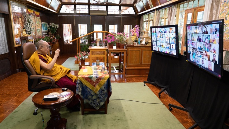 チベット人の若者たちのリクエストにより開催された『縁起讃』の法話会初日に、インターネットを介してお話をされるダライ・ラマ法王。2020年8月4日、インド、ヒマーチャル・プラデーシュ州ダラムサラ（撮影：テンジン・ジャンペル / 法王庁）