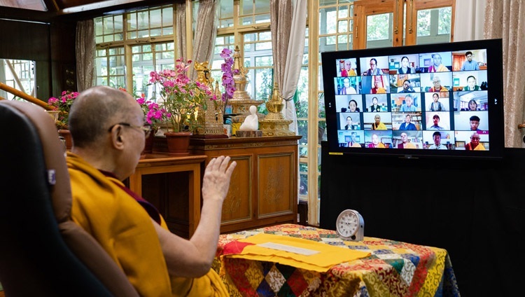チベット人の若者たちに向けて行われた法話会の初日に、インターネットを介してお話をされるダライ・ラマ法王。2020年8月4日、インド、ヒマーチャル・プラデーシュ州ダラムサラ（撮影：テンジン・ジャンペル / 法王庁）