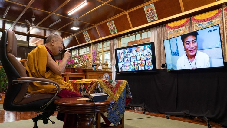 法話会初日に、チベット人の若者たちからの質問に回答されるダライ・ラマ法王。2020年8月4日、インド、ヒマーチャル・プラデーシュ州ダラムサラ（撮影：テンジン・ジャンペル / 法王庁）