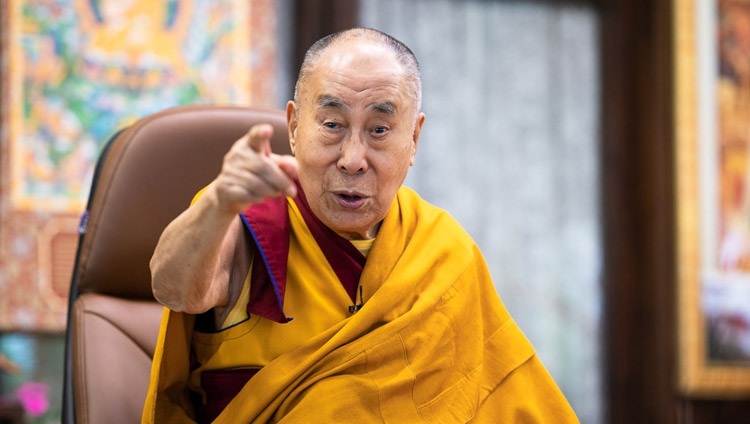 インターネットを介したチベット人の若者たちへの法話会で、要点を強調されるダライ・ラマ法王。2020年8月4日、インド、ヒマーチャル・プラデーシュ州ダラムサラ（撮影：テンジン・プンツォク / 法王庁）