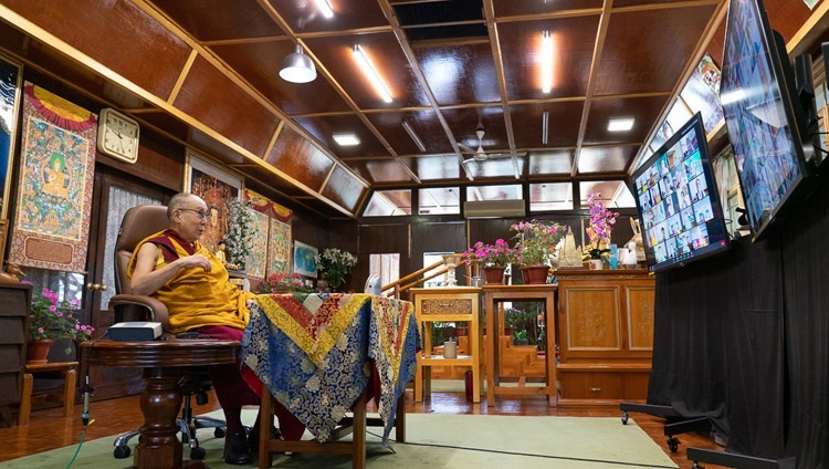 チベットの若者たちのリクエストにより開催された『縁起讃』の法話会2日目、法王公邸から説法をされるダライ・ラマ法王。2020年8月5日、インド、ヒマーチャル・プラデーシュ州ダラムサラ（撮影：テンジン・ジャンペル / 法王庁）