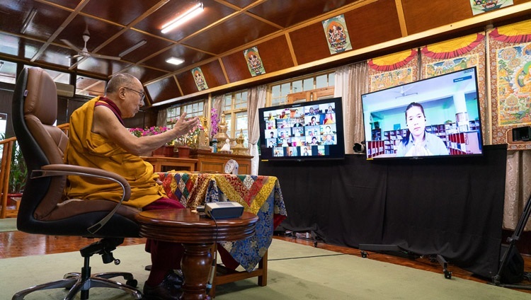 法話会の2日目、チベット人の若者からの質問に答えられるダライ・ラマ法王。2020年8月5日、インド、ヒマーチャル・プラデーシュ州ダラムサラ（撮影：テンジン・ジャンペル / 法王庁）