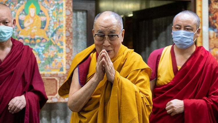 チベット人の若者たちに向けた法話会の最終日、法王公邸の居室に入られたダライ・ラマ法王。2020年8月6日、インド、ヒマーチャル・プラデーシュ州ダラムサラ（撮影：テンジン・ジャンペル / 法王庁）