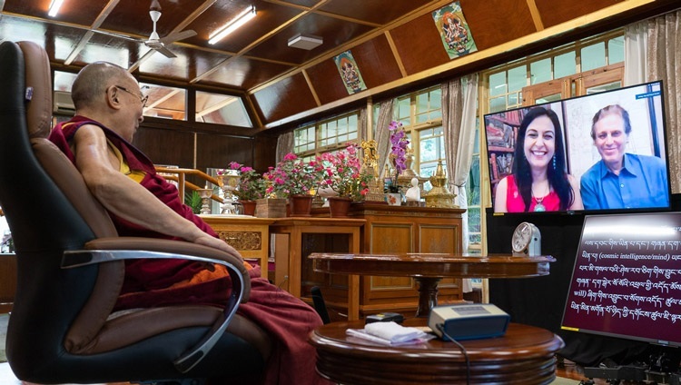 近代教育における世俗の倫理観について解説し、モニターに映るメンバーからの質問に答えられるダライ・ラマ法王。2020年8月25日、インド、ヒマーチャル・プラデーシュ州ダラムサラ（撮影：テンジン・ジャンペル / 法王庁）