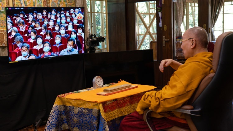 台湾の仏教徒たちのリクエストによる法話会の初日に、インターネットを介して説法をされるダライ・ラマ法王。2020年10月2日、インド、ヒマーチャル・プラデーシュ州ダラムサラ（撮影：テンジン・ジャンペル / 法王庁）