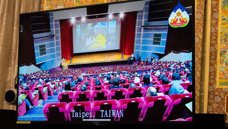 法話会の初日、法王の前に設置されたモニターに映し出された台北の会場の光景。2020年10月2日、インド、ヒマーチャル・プラデーシュ州ダラムサラ（撮影：テンジン・ジャンペル / 法王庁）