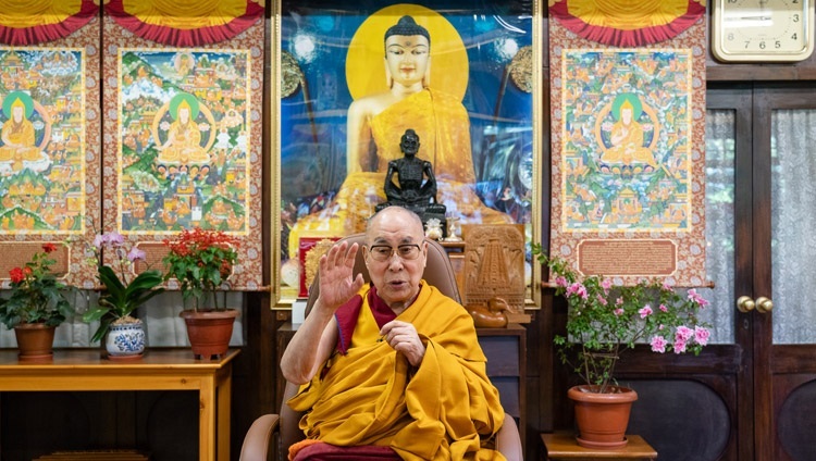 台湾の仏教徒たちのリクエストによる法話会の2日目、インターネットを介して説法をされるダライ・ラマ法王。2020年10月3日、インド、ヒマーチャル・プラデーシュ州ダラムサラ（撮影：テンジン・ジャンペル / 法王庁）