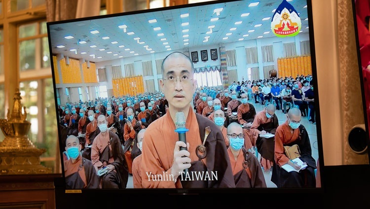 法話会の2日目、台湾の雲林県の会場からインターネットを介してダライ・ラマ法王に質問する僧侶。2020年10月3日、インド、ヒマーチャル・プラデーシュ州ダラムサラ（撮影：テンジン・ジャンペル / 法王庁）