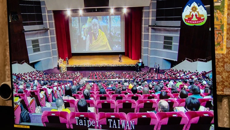 法話会の3日目、ダライ・ラマ法王の前に設置されたモニターに映し出された台北のホールの情景。2020年10月4日、インド、ヒマーチャル・プラデーシュ州ダラムサラ（撮影：テンジン･ジャンペル / 法王庁）