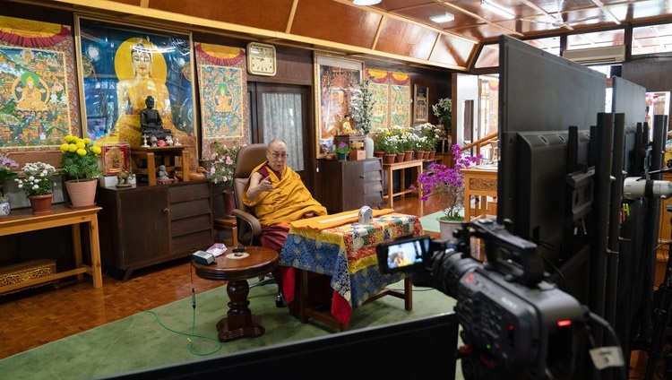 ロシアの仏教徒たちのリクエストによる法話会初日に、インターネットを介して聴衆に説法をされるダライ・ラマ法王。2020年11月5日、インド、ヒマーチャル・プラデーシュ州ダラムサラ（撮影：テンジン・ジャンペル / 法王庁）
