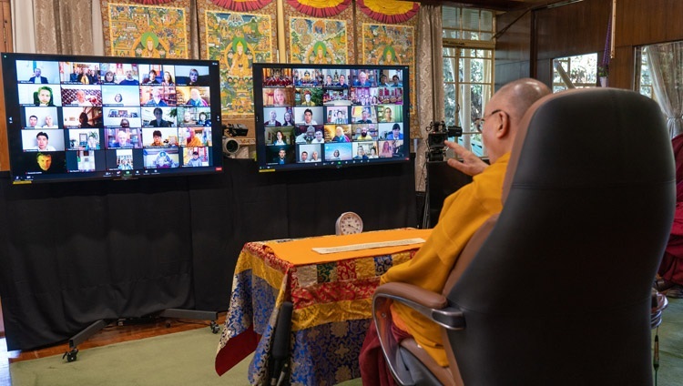 ナーガールジュナの『菩提心の解説』の法話会初日に、モニターに映し出された聴衆に向かってお話をされるダライ・ラマ法王。2020年11月5日、インド、ヒマーチャル・プラデーシュ州ダラムサラ（撮影：テンジン・ジャンペル / 法王庁）