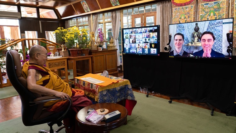法話会の初日、インターネットを介して聴衆からの質問に回答されるダライ・ラマ法王。2020年11月5日、インド、ヒマーチャル・プラデーシュ州ダラムサラ（撮影：テンジン・ジャンペル / 法王庁）