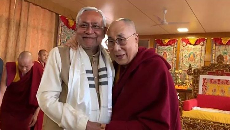 ビハール州首相のニティシュ・クマール氏とダライ・ラマ法王。2018年12月31日、インド、ビハール州ブッダガヤ