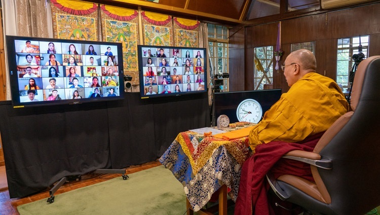北アメリカのチベット人コミュニティのリクエストによる法話会で、モニターに映し出された人々に向かってお話をされるダライ・ラマ法王。2020年12月27日、インド、ヒマーチャル・プラデーシュ州ダラムサラ（撮影：テンジン・ジャンペル / 法王庁）
