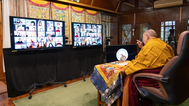 韓国の仏教徒たちのリクエストによる法話会初日に、インターネットを介して聴衆にお話をされるダライ・ラマ法王。2021年1月5日、インド、ヒマーチャル・プラデーシュ州ダラムサラ（撮影：テンジン・ジャンペル / 法王庁）
