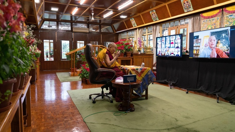 韓国の仏教徒のリクエストによる法話会初日に、インターネットを介して聴衆からの質問に答えられるダライ・ラマ法王。2021年1月5日、インド、ヒマーチャル・プラデーシュ州ダラムサラ（撮影：テンジン・ジャンペル / 法王庁）
