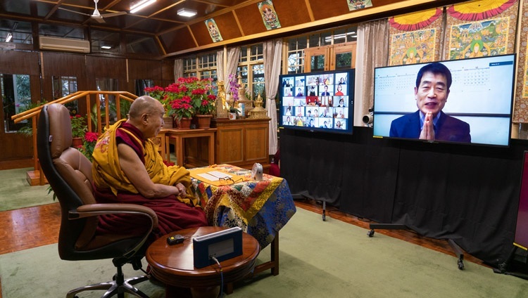 韓国人仏教徒のリクエストによる法話会2日目、インターネットを介して法王に質問をする参加者。2021年1月6日、インド、ヒマーチャル・プラデーシュ州ダラムサラ（撮影：テンジン・ジャンペル / 法王庁）