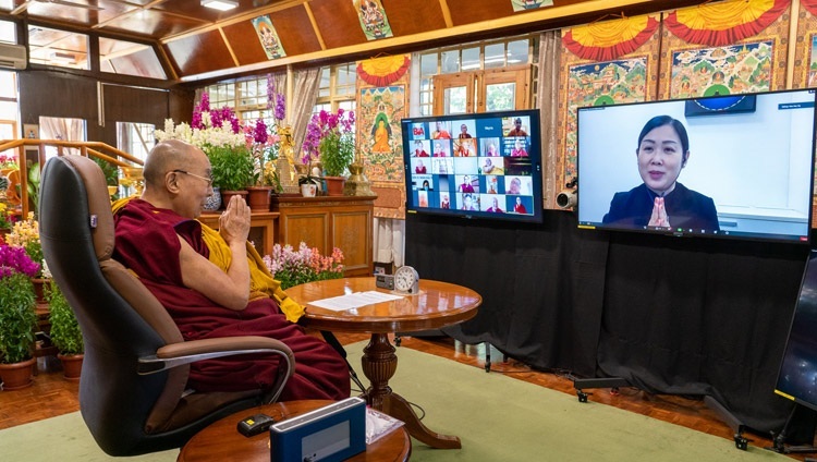 三学の実践修行についての国際仏教徒会議で開会の挨拶をするシンガポールのチベット仏教センターのウィニー・ウン氏。2021年3月5日（撮影：テンジン・ジャンペル / 法王庁）