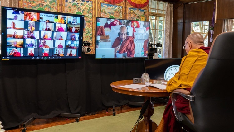 三学の実践修行についての国際仏教徒会議の開会式で、オンライン講演をするスリランカのラーマンニャ派の長で、最高位の僧侶であるマクレウィ・ヴィマラ・マハナヤケ・テロ師。2021年3月5日（撮影：テンジン・ジャンペル / 法王庁）