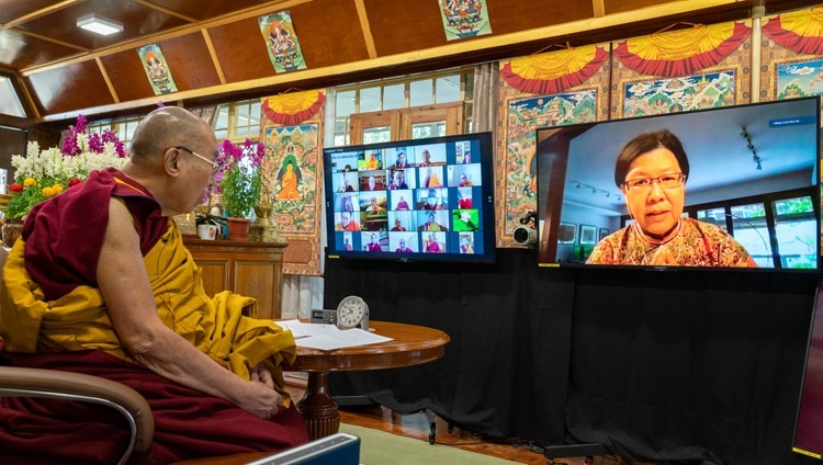 三学の実践修行についての国際仏教徒会議で、ダライ・ラマ法王の基調講演の後、インターネットを介して法王に質問をする参加者。2021年3月5日（撮影：テンジン・ジャンペル / 法王庁）