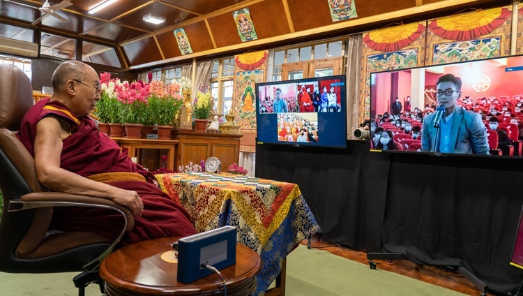 法王公邸からネット中継によって行われた仏教と科学の講演の中で、ダライ・ラマ法王に質問をするモンゴル人の聴衆。2021年3月11日インド、ヒマーチャル・プラデーシュ州ダラムサラ（撮影：テンジン・ジャンペル / 法王庁）