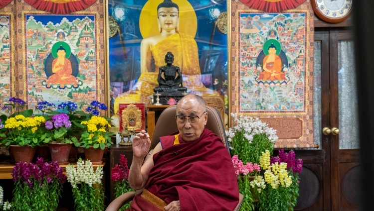 法王公邸からのネット中継により、モンゴルの若者に向けて仏教と科学について話されるダライ・ラマ法王。2021年3月11日インド、ヒマーチャル・プラデーシュ州ダラムサラ（撮影：テンジン・ジャンペル / 法王庁）