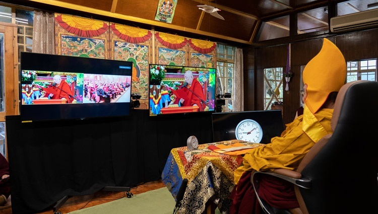 法王公邸からネット中継で行われたダライ・ラマ法王による法話会初日、モンゴルの僧院およびすべての僧侶と尼僧を代表して、法王に礼拝し挨拶を述べるカムバ・ラマ。2021年3月12日、インド、ヒマーチャル・プラデーシュ州ダラムサラ（撮影：テンジン・ジャンペル / 法王庁）