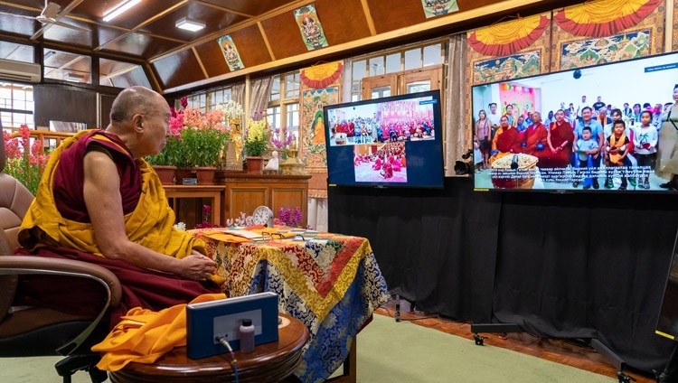 法王公邸からオンラインで行われた法話会初日、モンゴルの児童養護施設アチュラットゥーフトゥドについてのビデオをご覧になるダライ・ラマ法王。2021年3月12日、インド、ヒマーチャル・プラデーシュ州ダラムサラ（撮影：テンジン・ジャンペル / 法王庁）